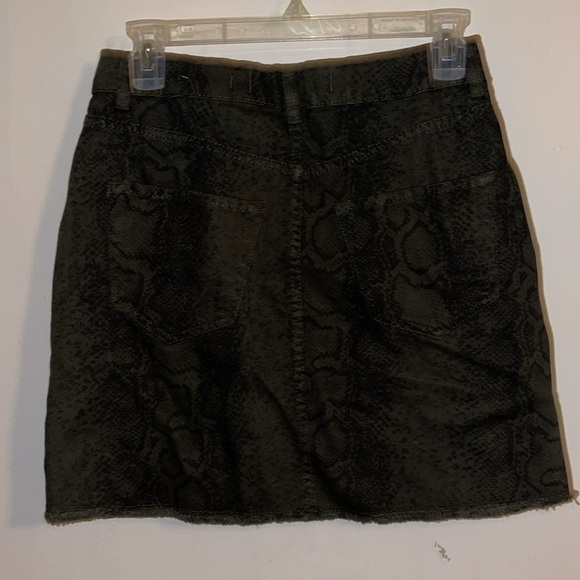 🌹NWT/ HOLLISTER SNAKE PRINT SKIRT - Picture 3 of 3